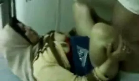 Hot India Remaja di masker bokepindomom Maya Fucks a Big White dick! MGK!
